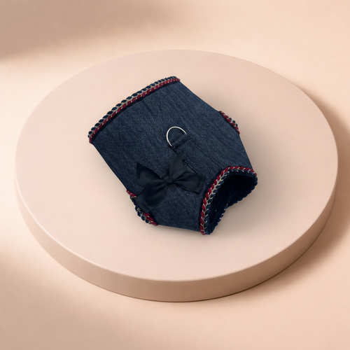 Accessoire denim sur socle blanc
